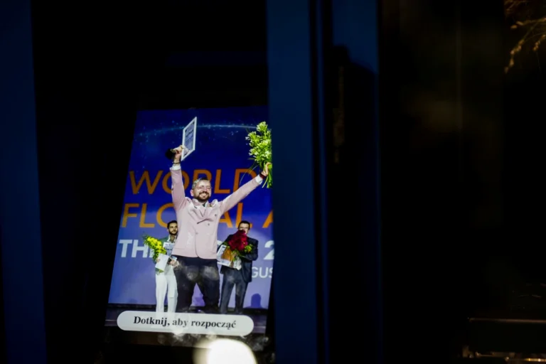 Kwiatomat interface start screen with touch-to-begin message